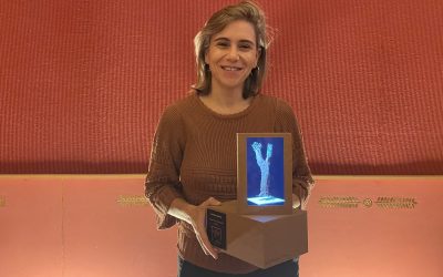 La Oscense Yasmina Praderas Ramírez, recibe el I Premio Pan y Rosas en la gala de inauguración de la 23ª edición